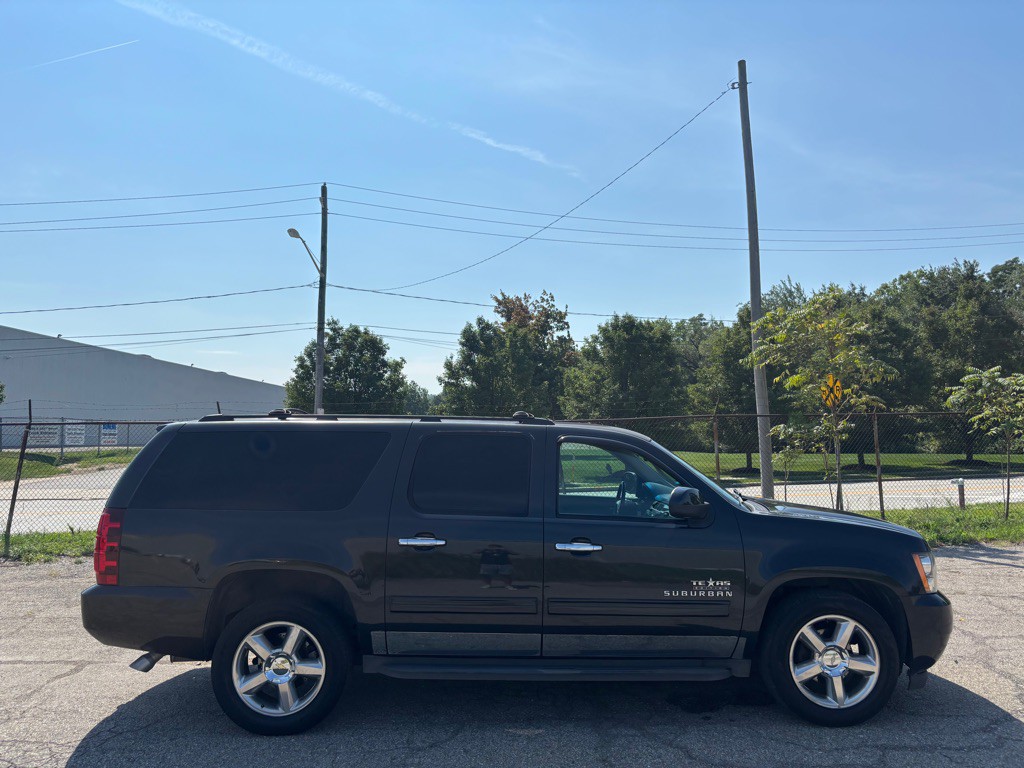 2013 Chevrolet Suburban Image 2