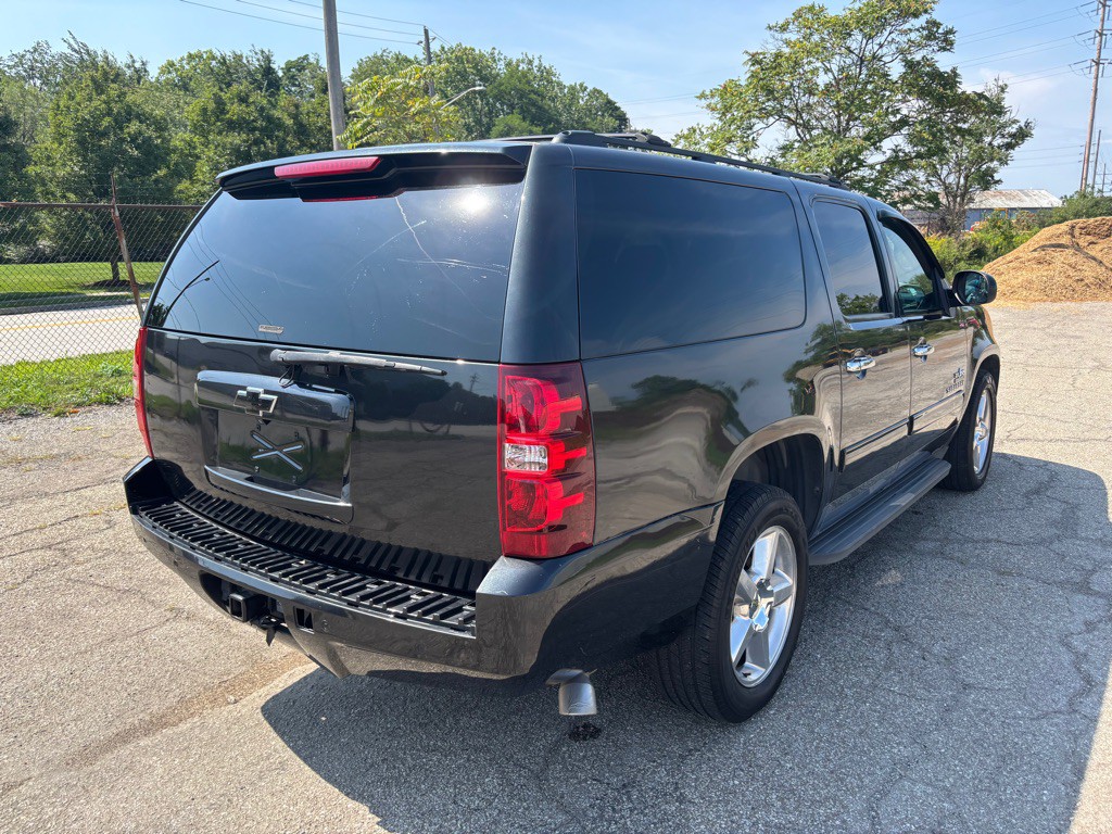 2013 Chevrolet Suburban Image 3