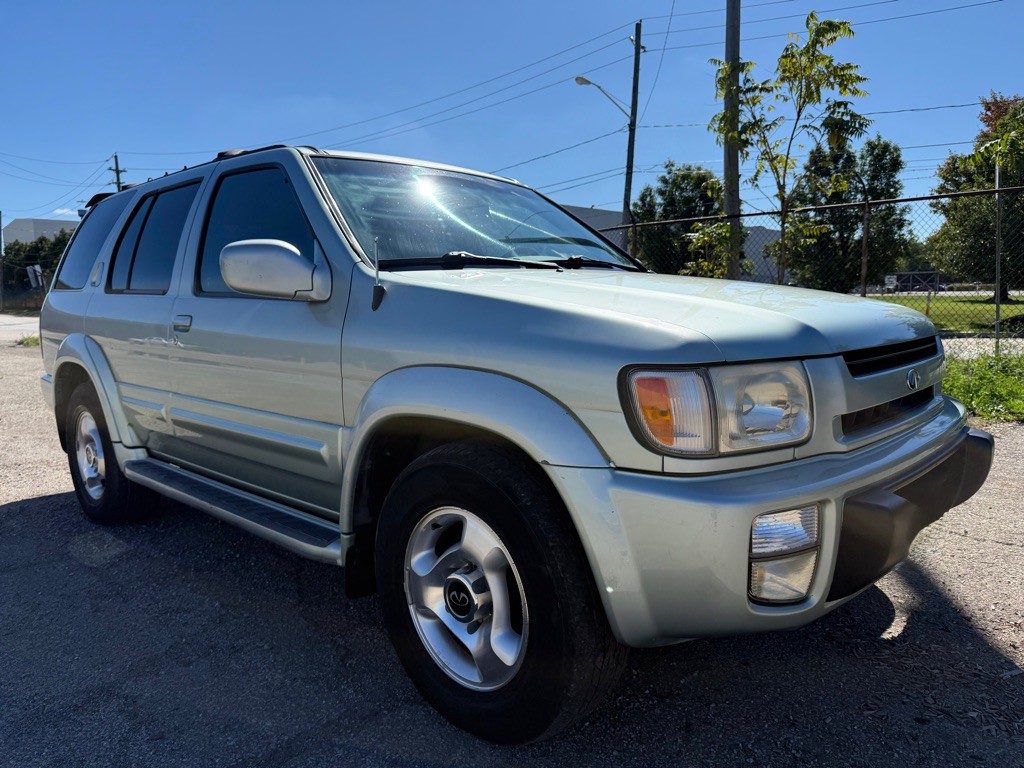 2000 INFINITI QX4 Image 1