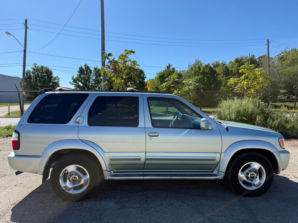 2000 INFINITI QX4 Image 2