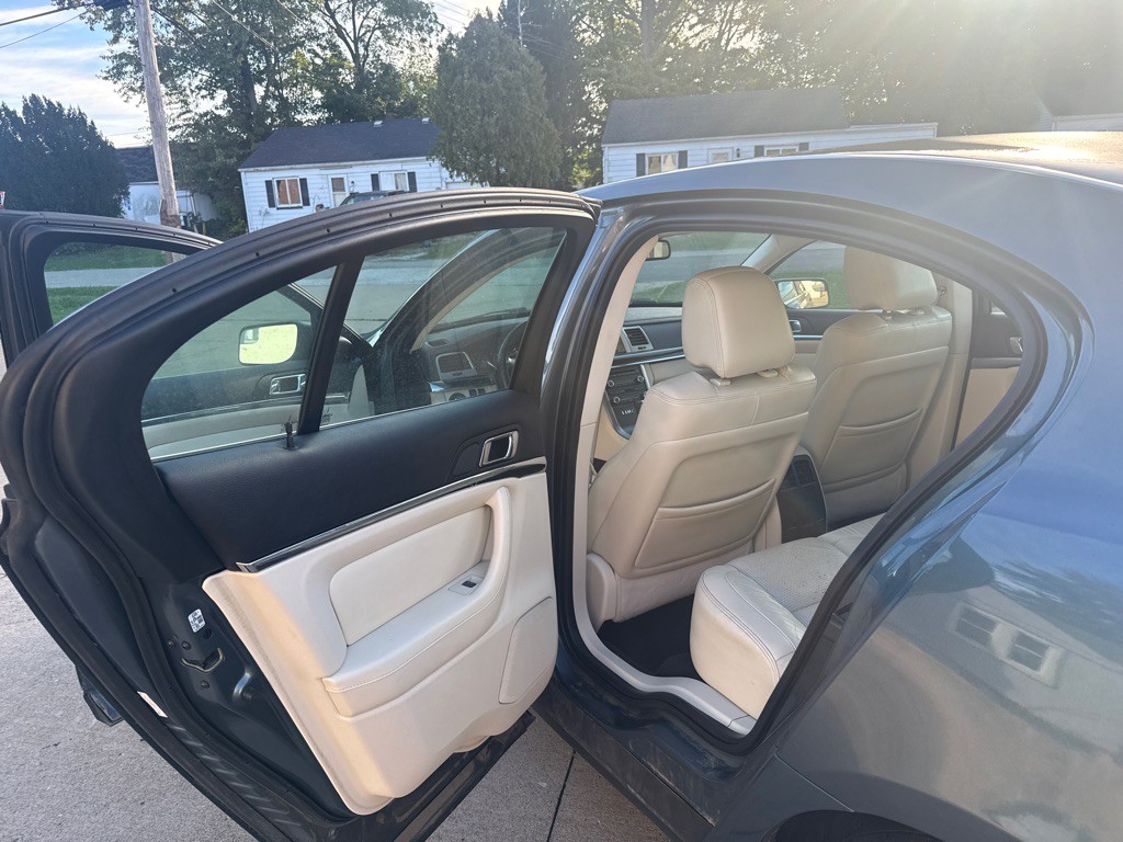 2010 Lincoln MKS Image 12