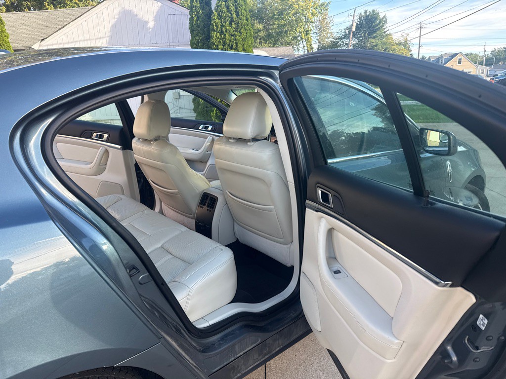 2010 Lincoln MKS Image 13