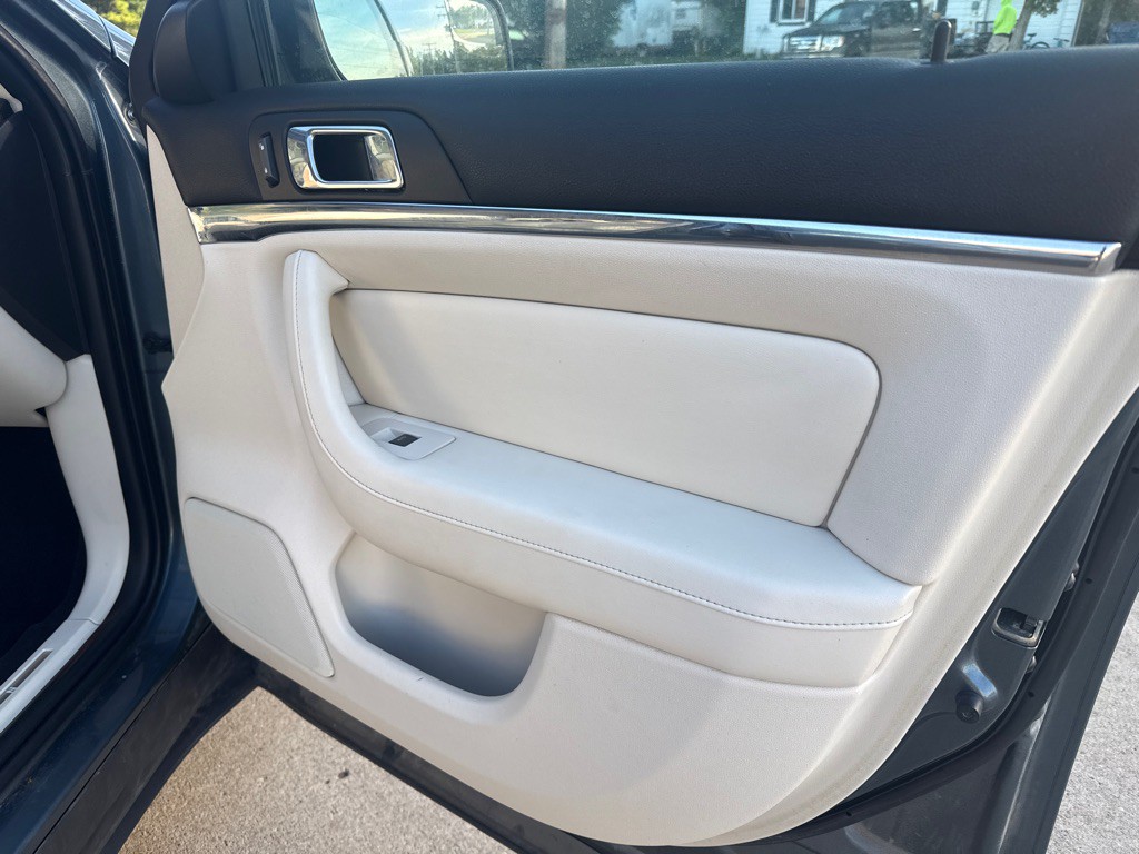 2010 Lincoln MKS Image 14