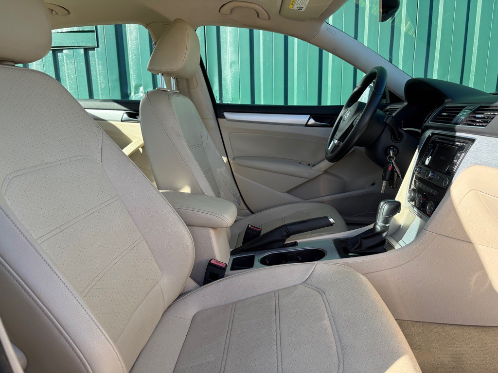 2013 Volkswagen Passat Image 8