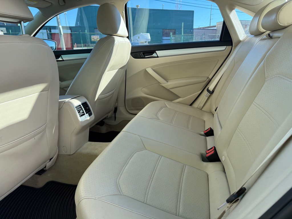 2013 Volkswagen Passat Image 9