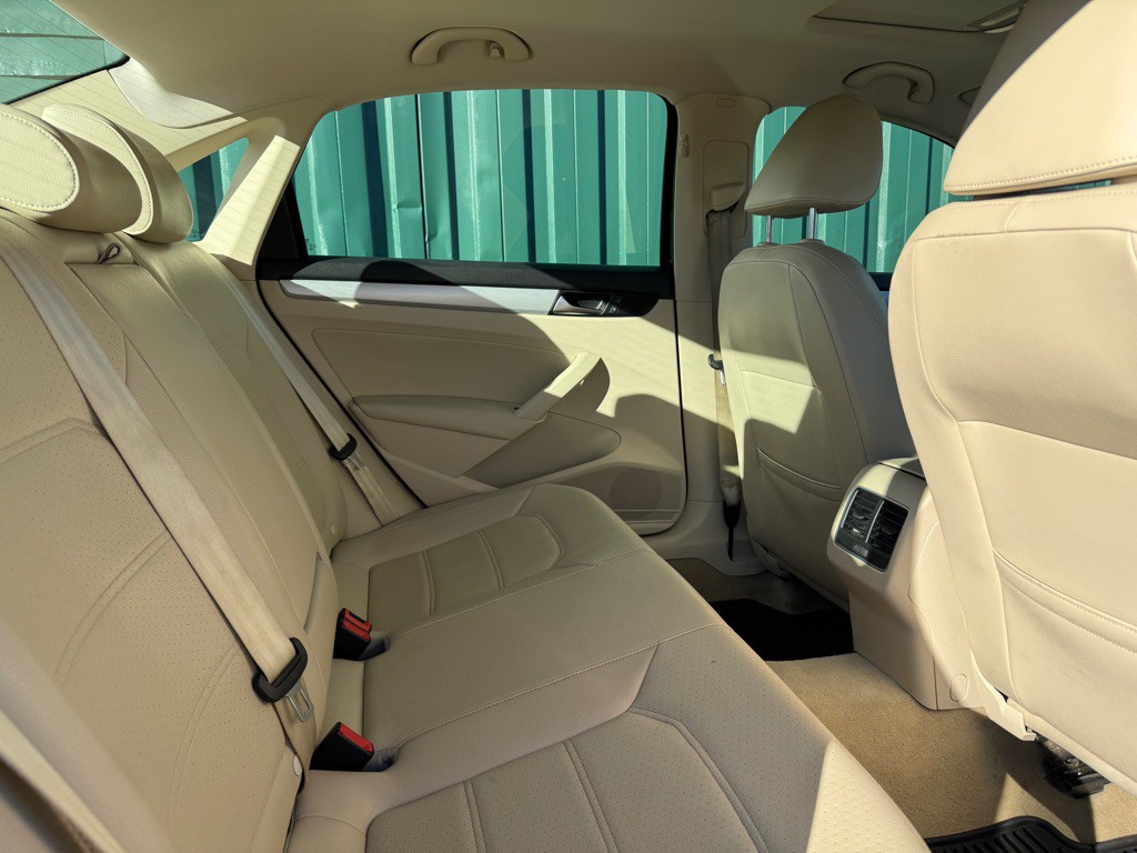 2013 Volkswagen Passat Image 10
