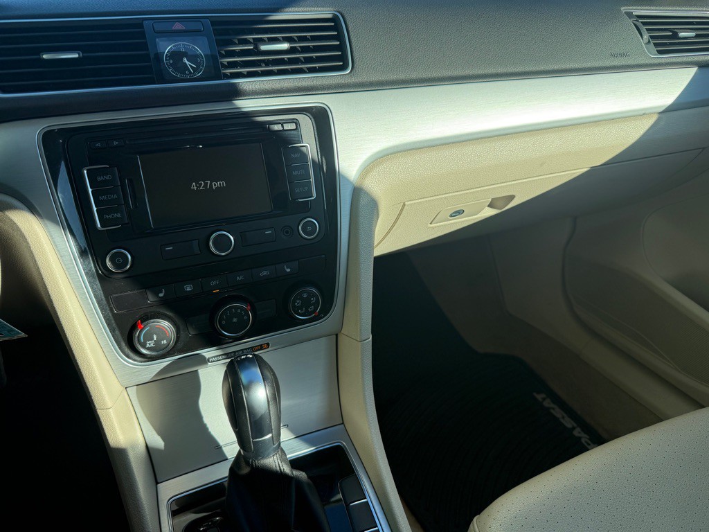 2013 Volkswagen Passat Image 12
