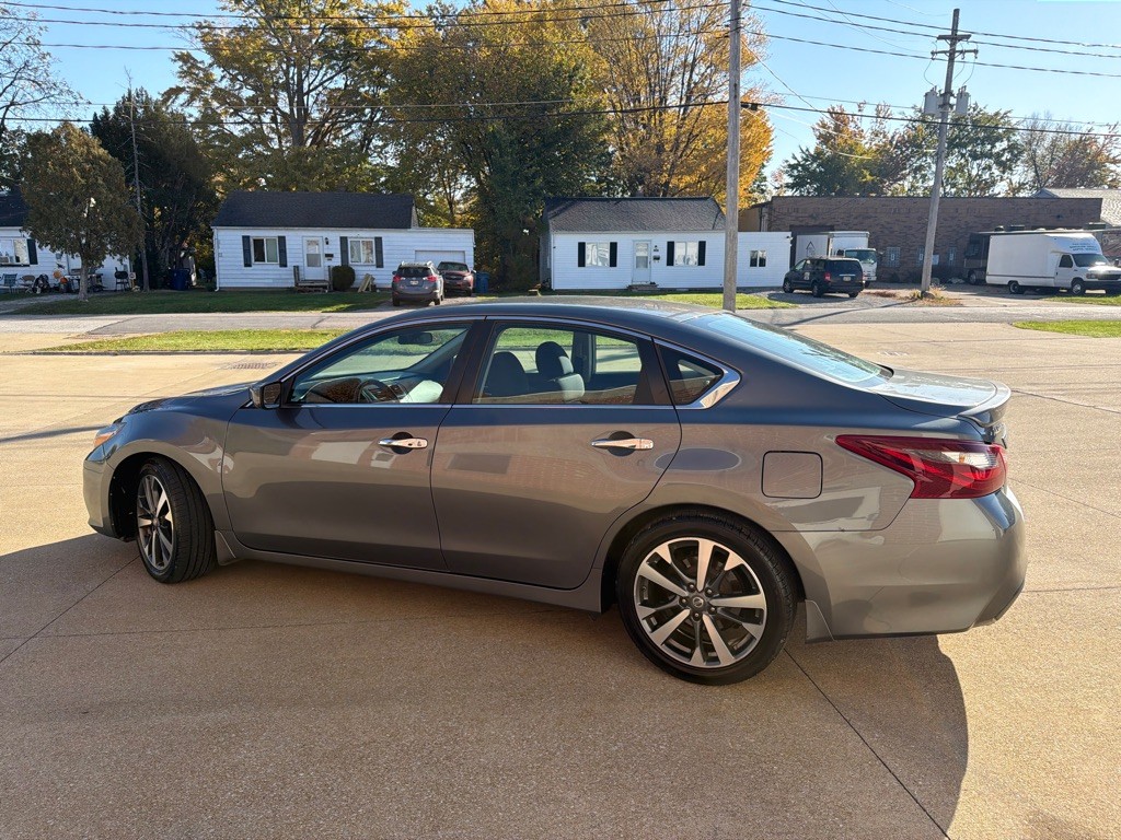 2017 Nissan Altima Image 5