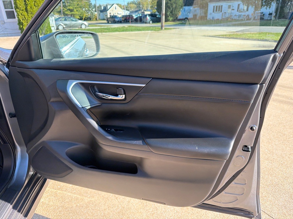 2017 Nissan Altima Image 14