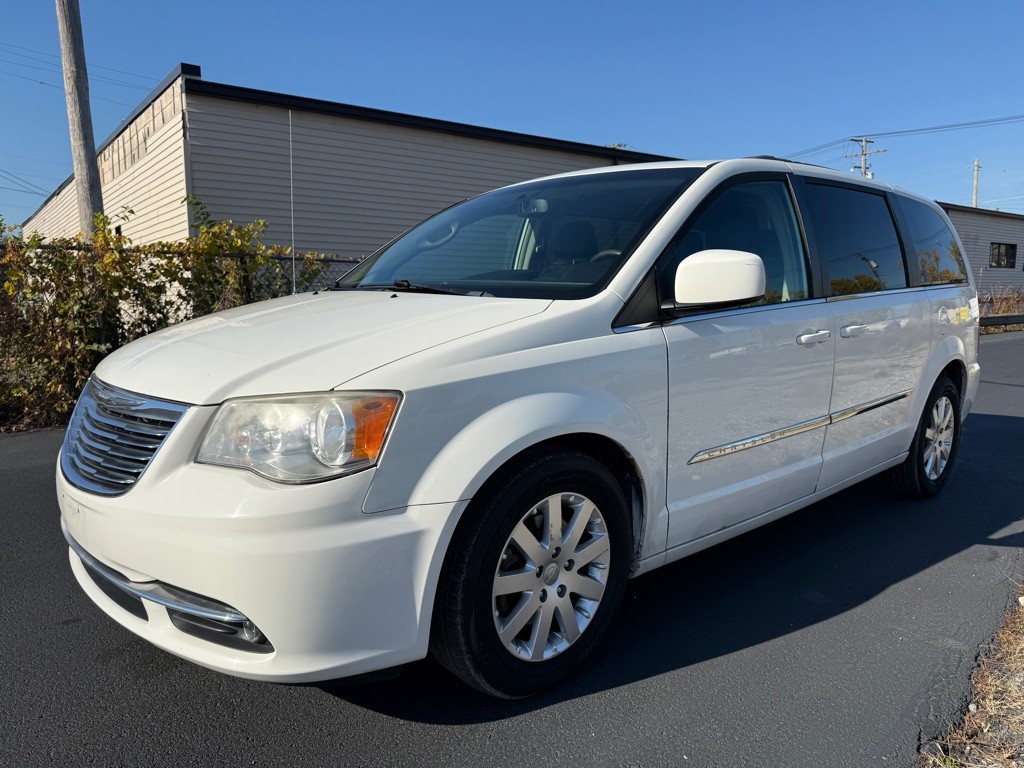 2013 Chrysler Town & Country Image 1
