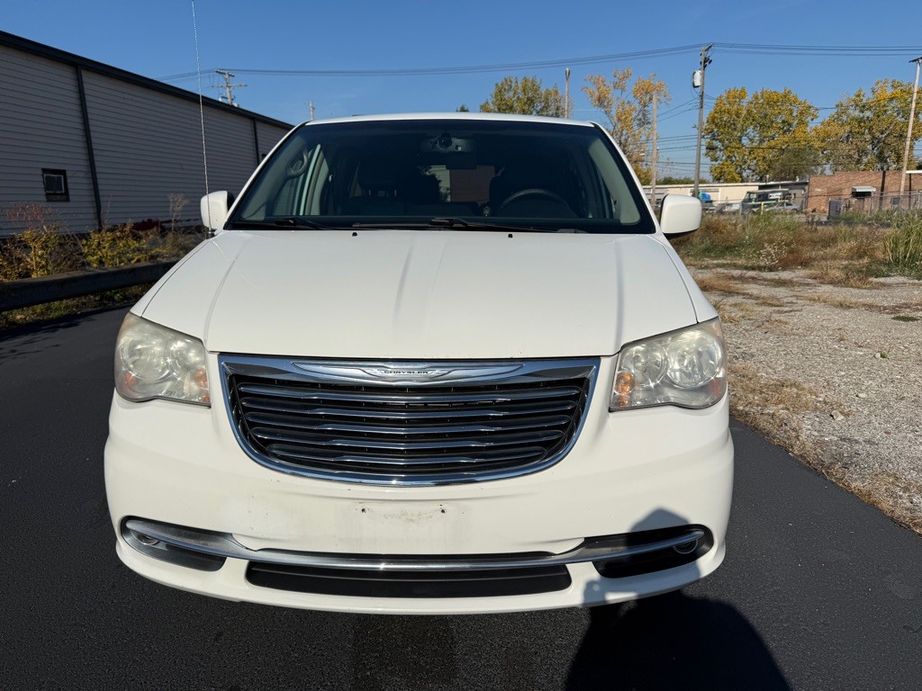 2013 Chrysler Town & Country Image 2
