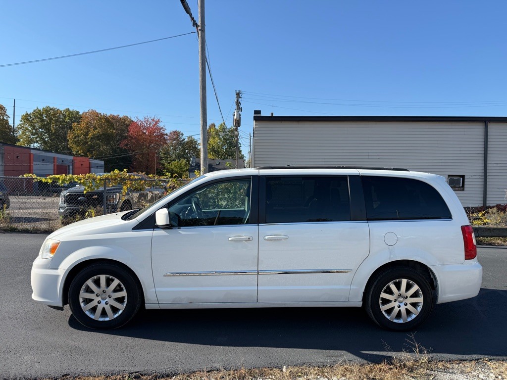 2013 Chrysler Town & Country Image 3