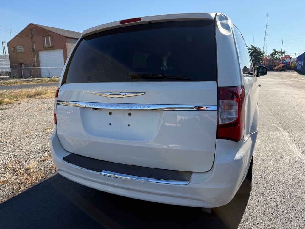 2013 Chrysler Town & Country Image 4