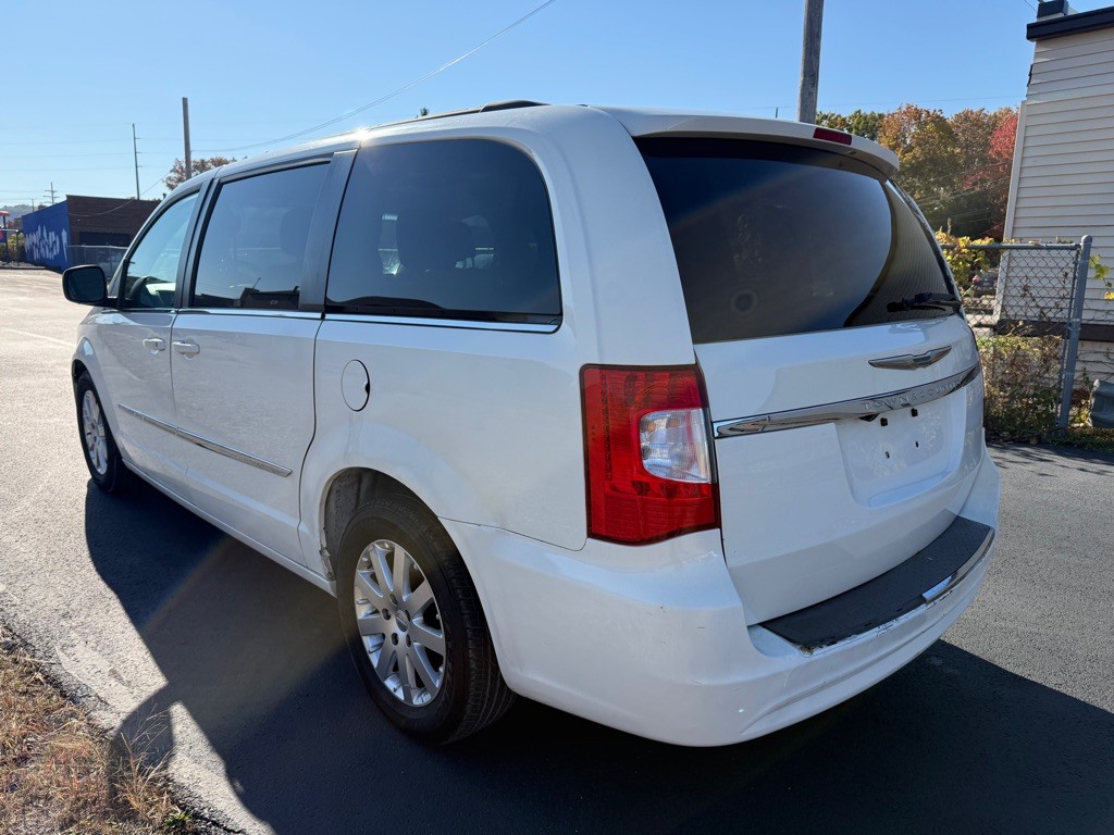 2013 Chrysler Town & Country Image 5