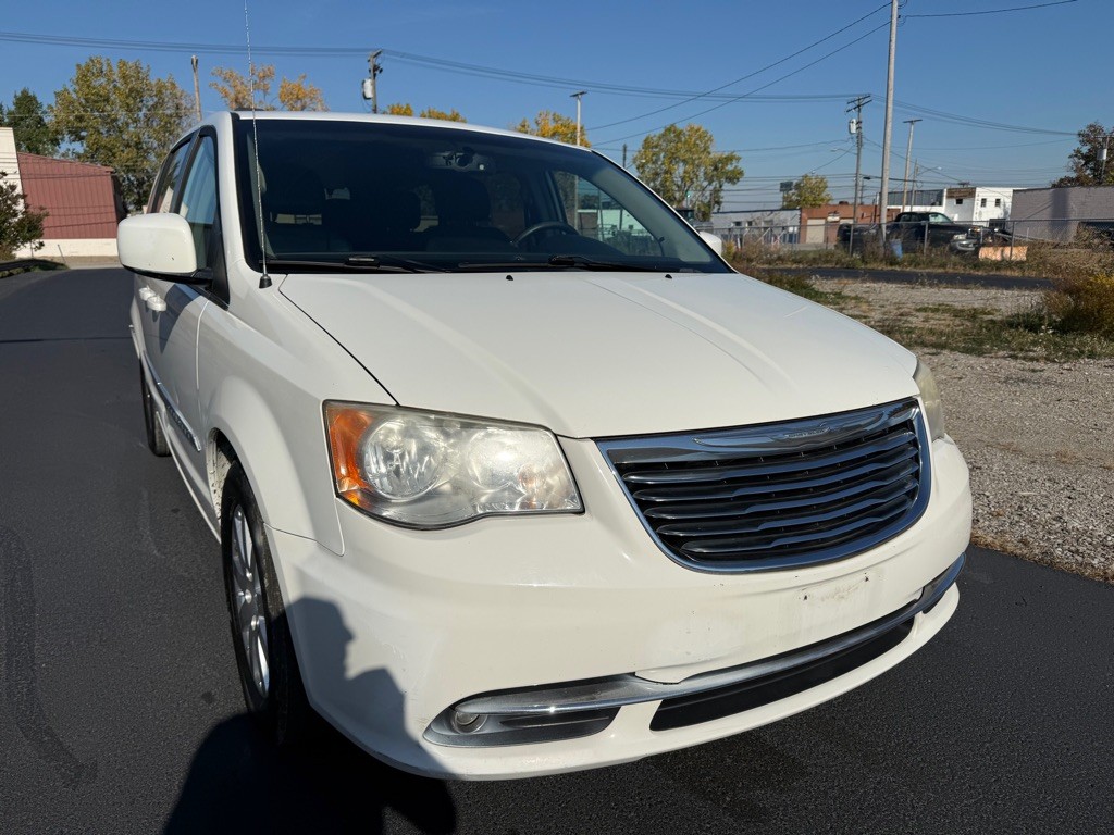 2013 Chrysler Town & Country Image 6