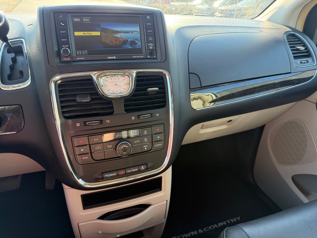 2013 Chrysler Town & Country Image 8