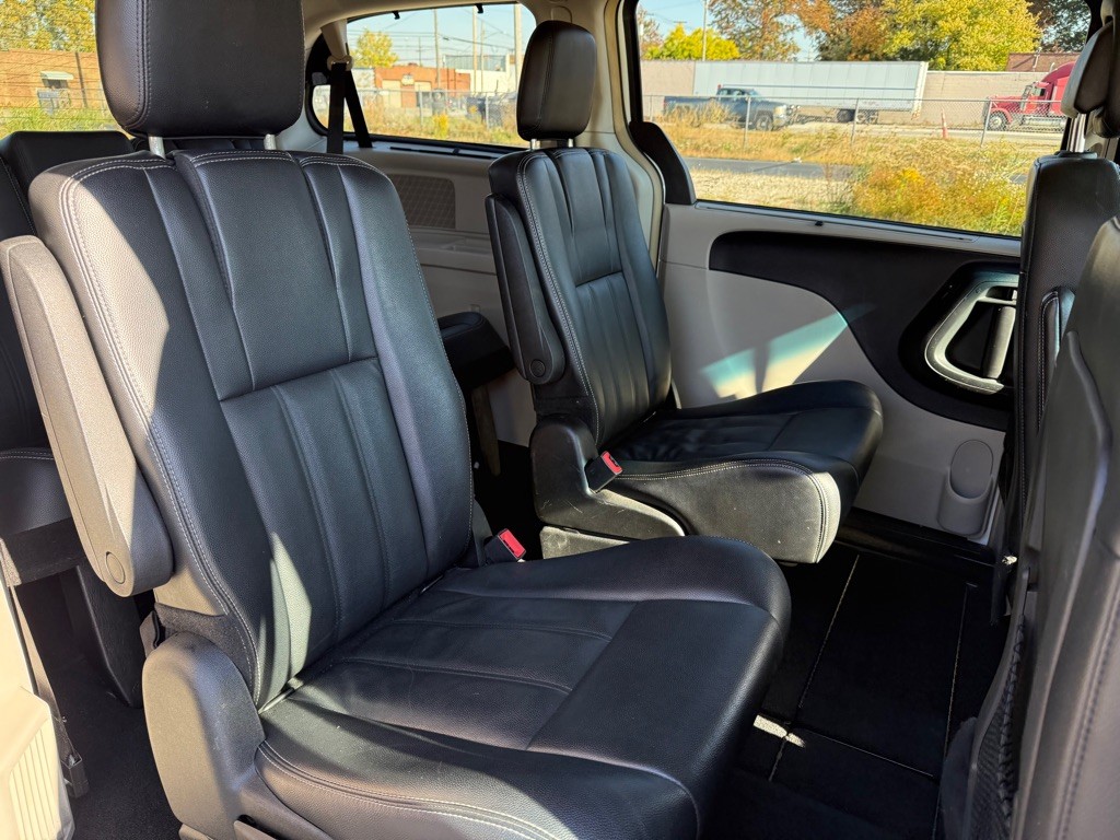 2013 Chrysler Town & Country Image 11