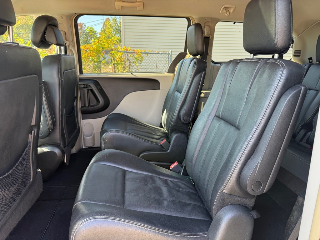 2013 Chrysler Town & Country Image 12
