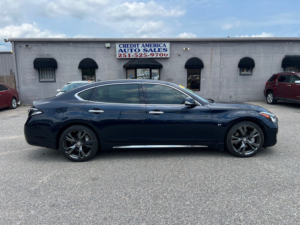 2017 INFINITI Q70 Image 1