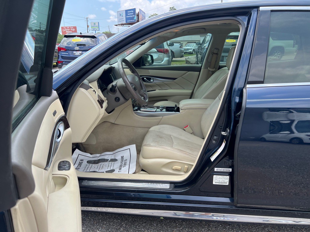 2017 INFINITI Q70 Image 5