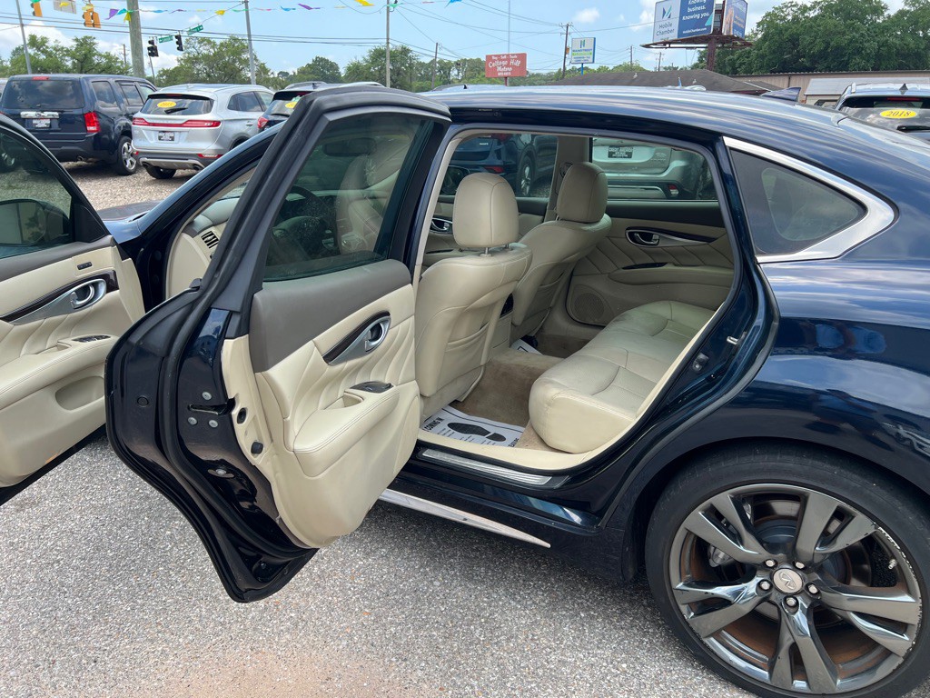 2017 INFINITI Q70 Image 6