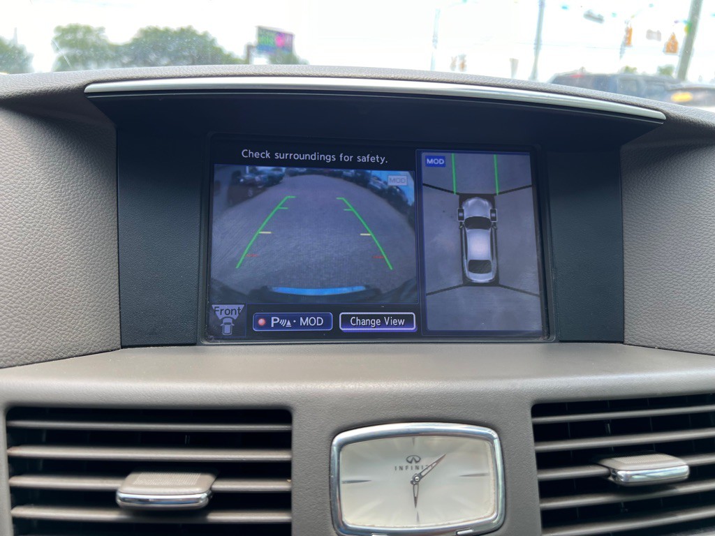 2017 INFINITI Q70 Image 9
