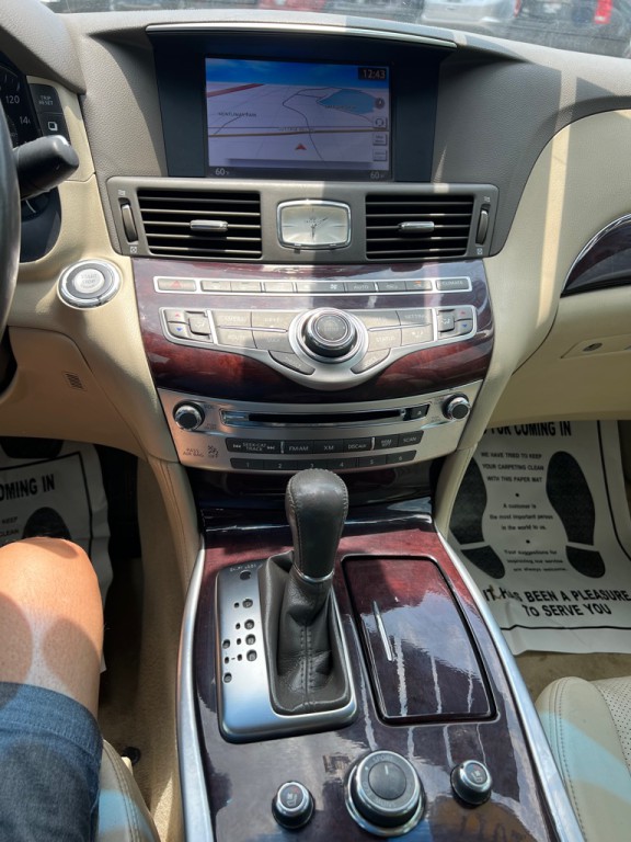 2017 INFINITI Q70 Image 11