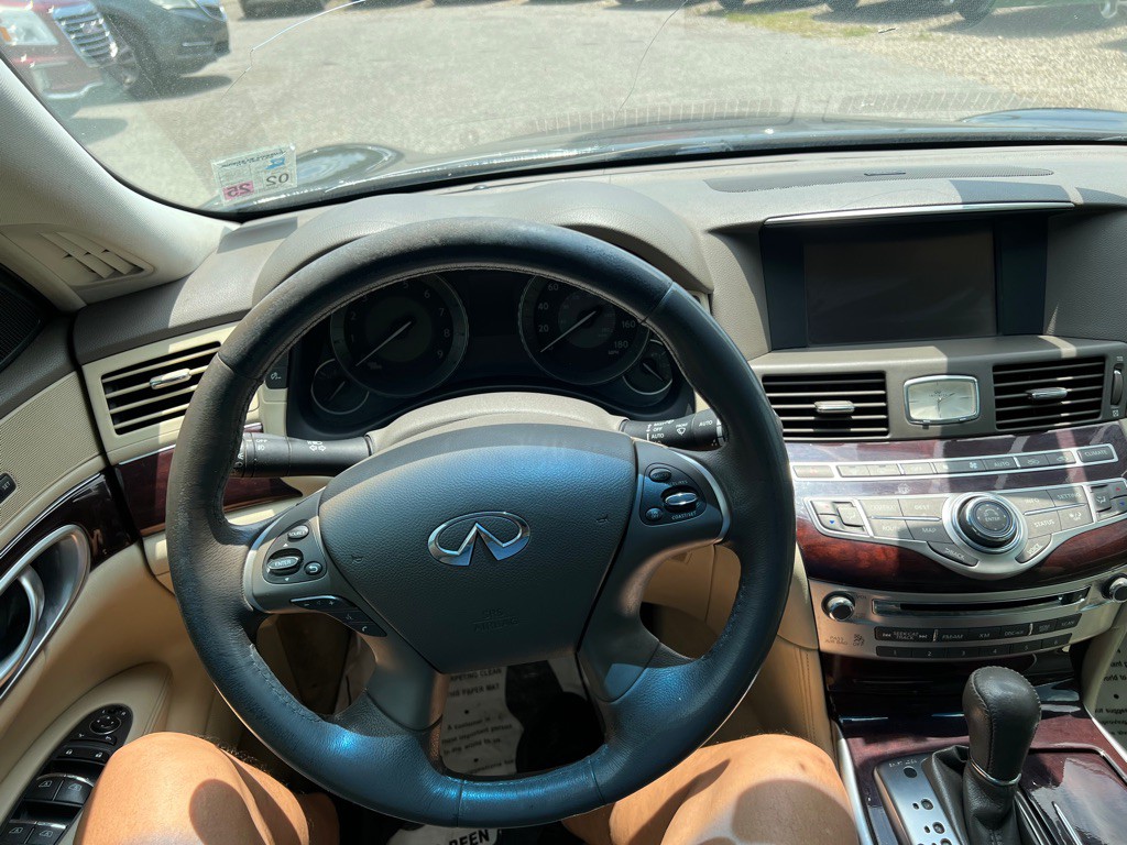 2017 INFINITI Q70 Image 12