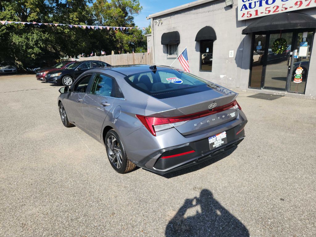 2025 Hyundai Elantra Image 3