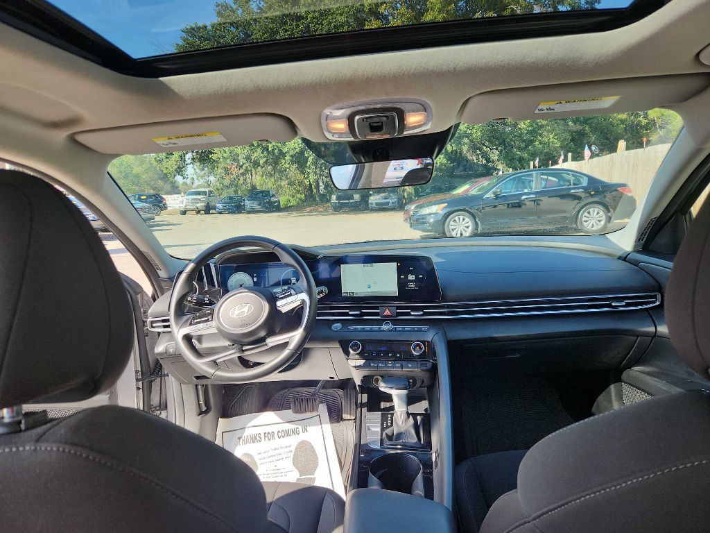 2025 Hyundai Elantra Image 7