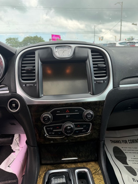 2015 Chrysler 300 Image 9