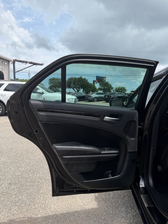 2015 Chrysler 300 Image 11