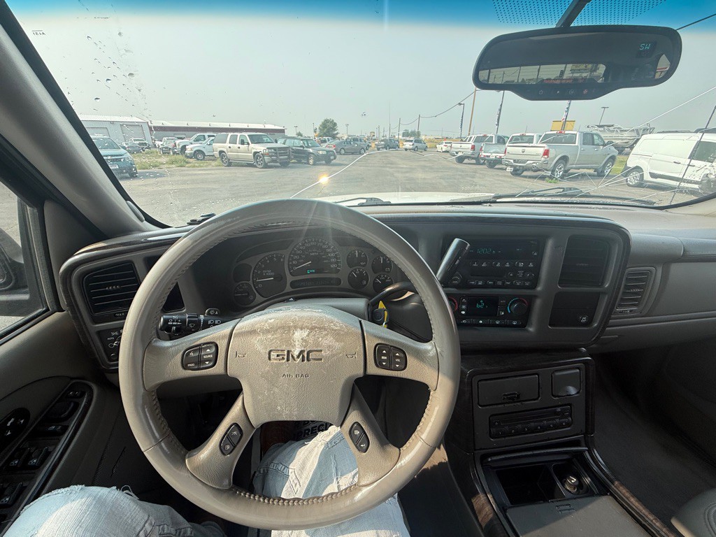 2004 GMC Yukon Image 11