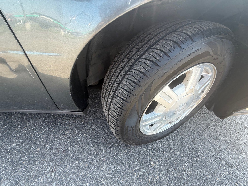 2005 Cadillac DeVille Image 10