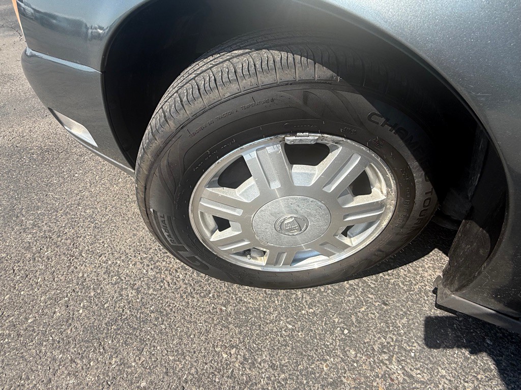 2005 Cadillac DeVille Image 11