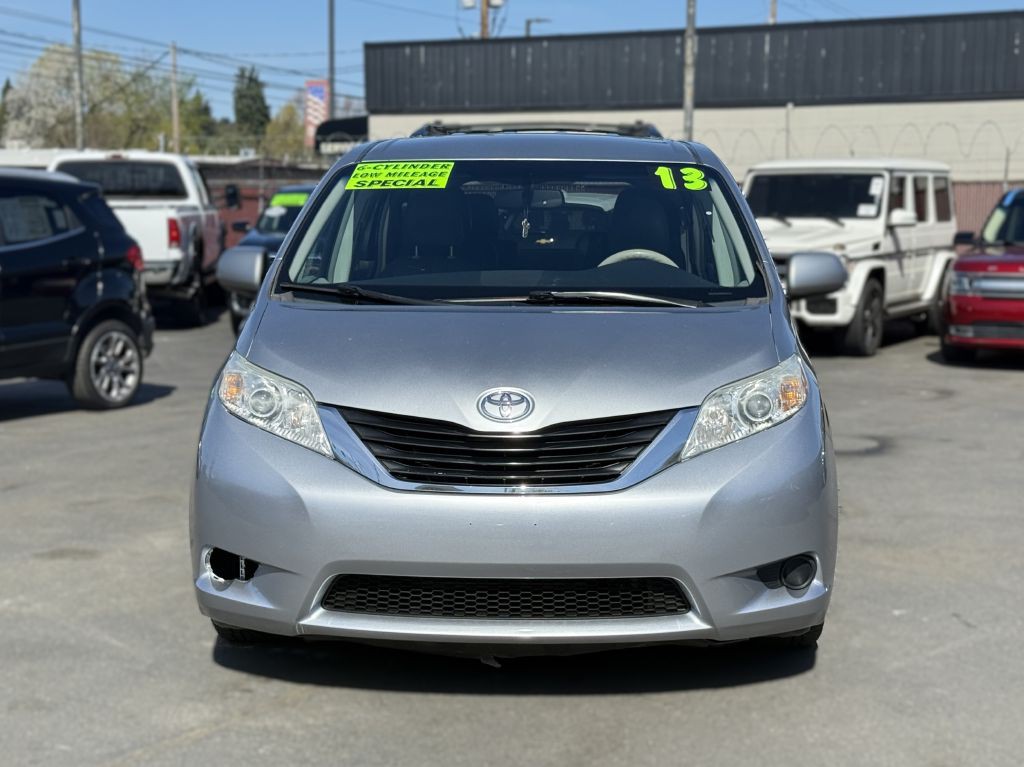 2013 Toyota Sienna Image 2