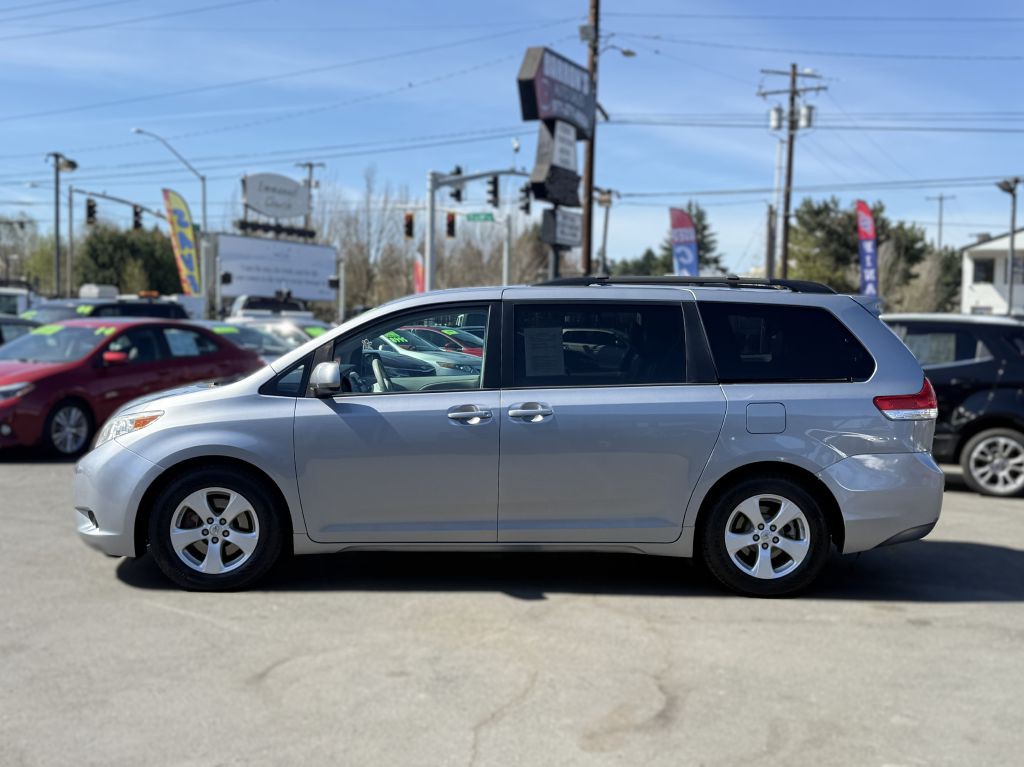2013 Toyota Sienna Image 3