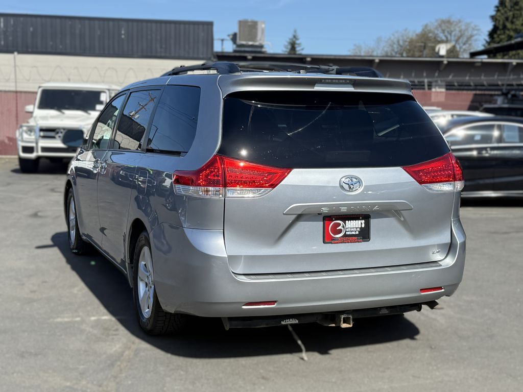 2013 Toyota Sienna Image 4