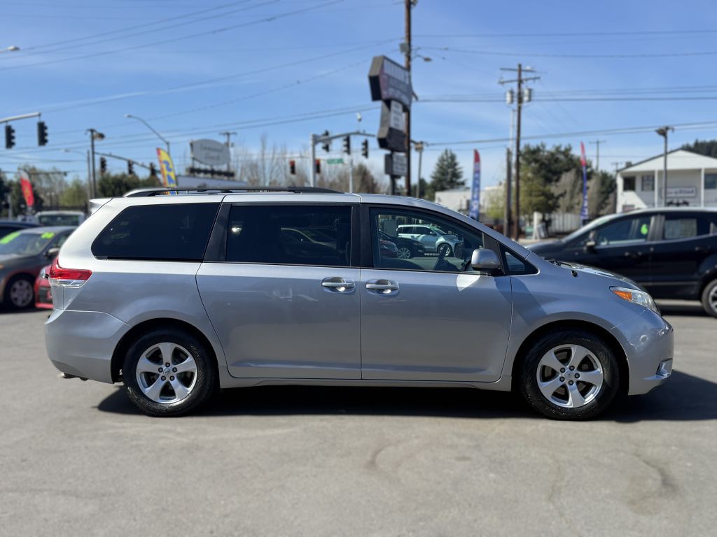 2013 Toyota Sienna Image 7