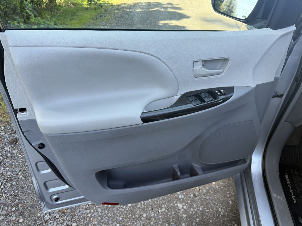 2013 Toyota Sienna Image 9