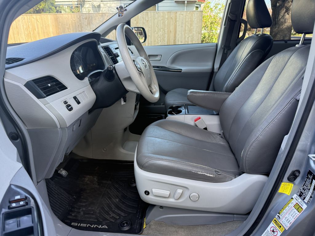 2013 Toyota Sienna Image 10