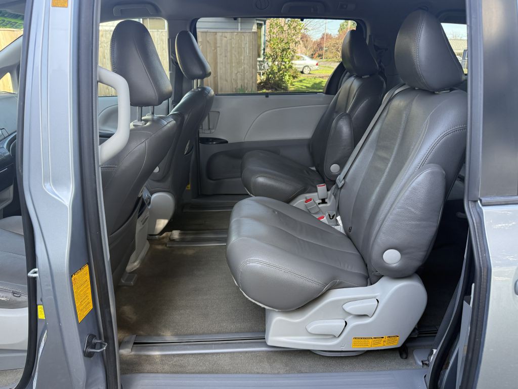 2013 Toyota Sienna Image 11