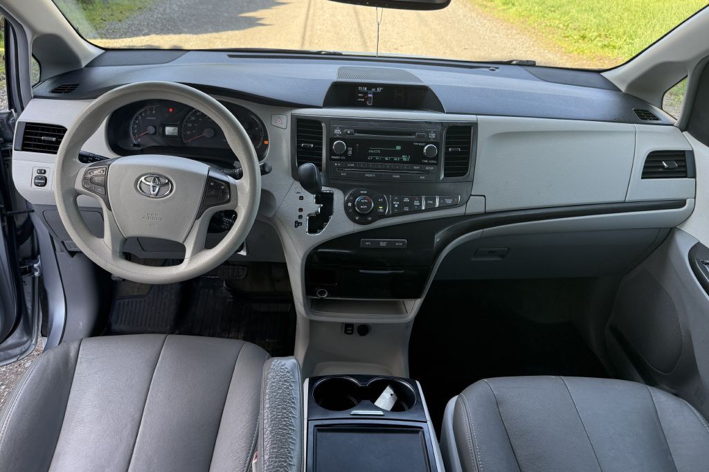 2013 Toyota Sienna Image 12