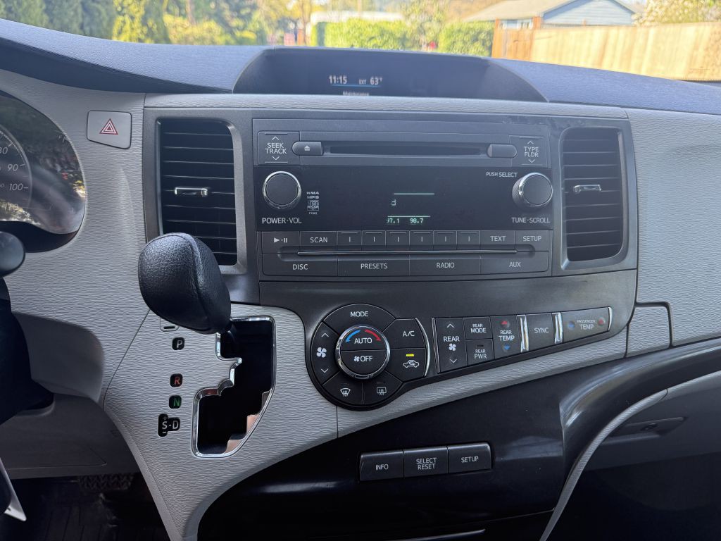 2013 Toyota Sienna Image 13