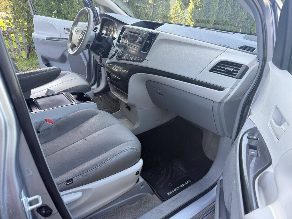 2013 Toyota Sienna Image 14