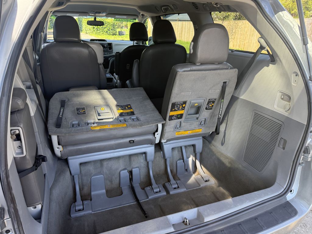 2013 Toyota Sienna Image 15