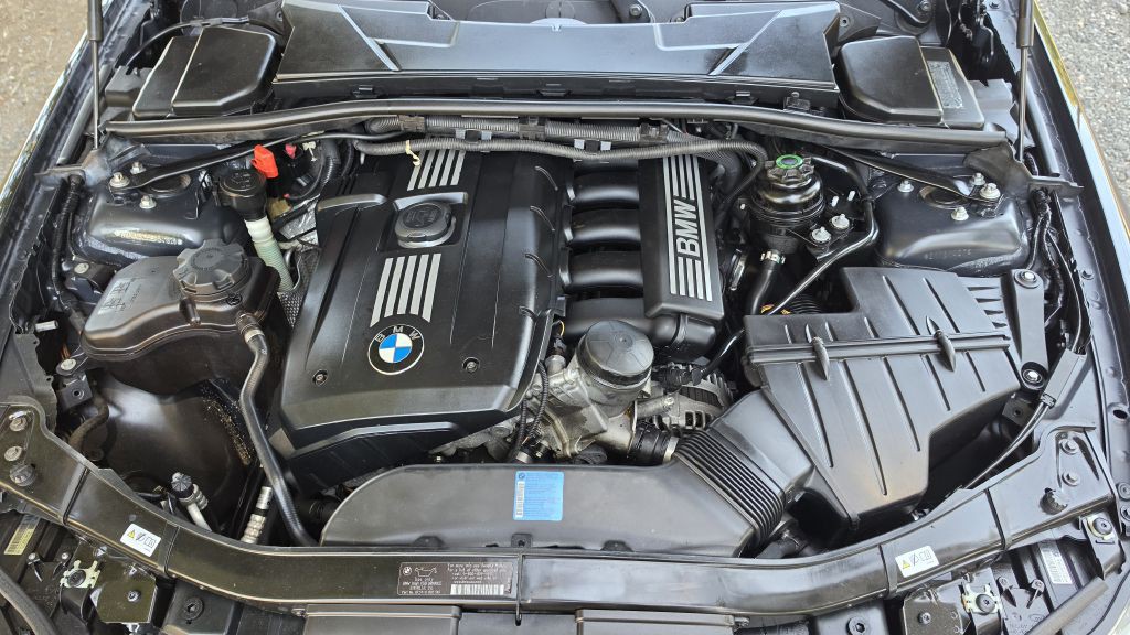 2011 BMW 3 Series Image 10