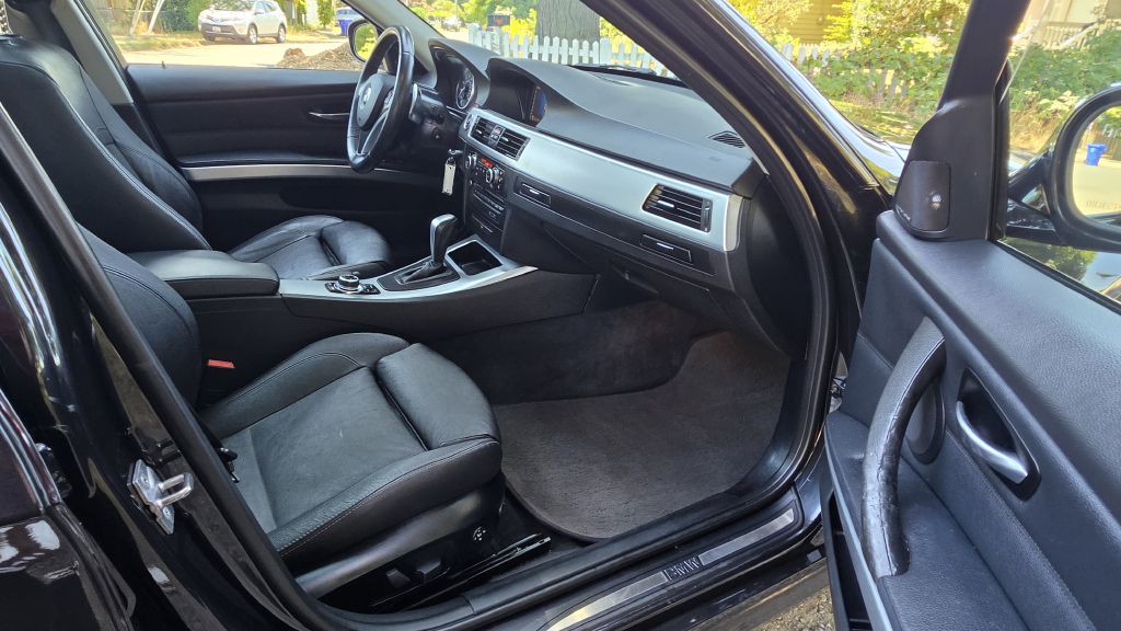 2011 BMW 3 Series Image 17