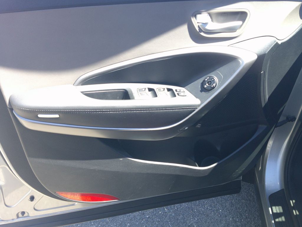 2016 Hyundai Santa Fe Image 11