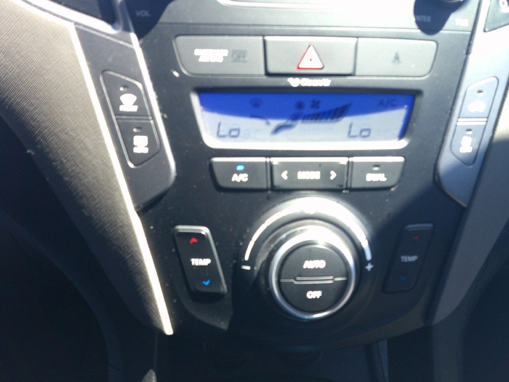 2016 Hyundai Santa Fe Image 17